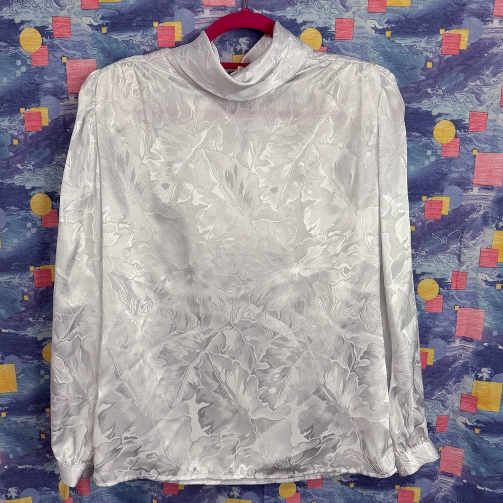 Chic Iridescent White Leaf Patterned Lady Manhattan Banded Collar Satin Blouse